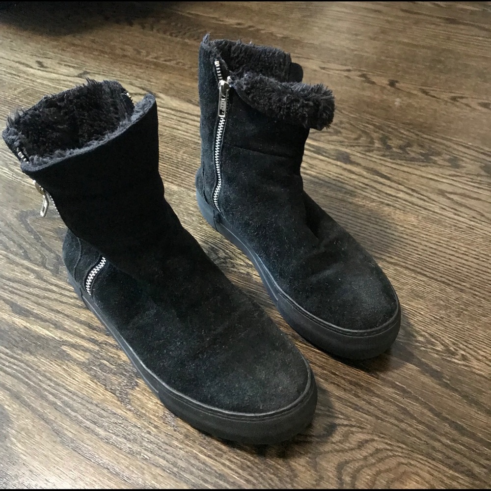 Black suede bootie with fur lining
